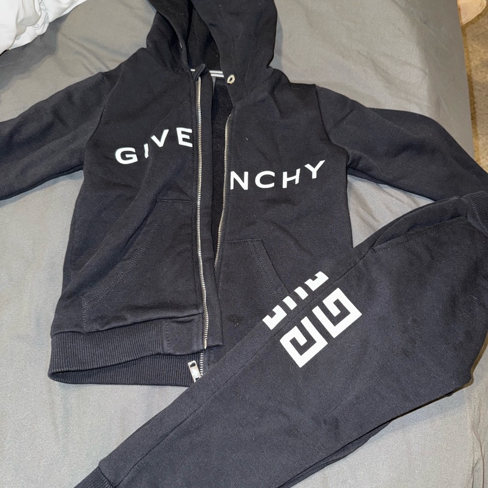 Gently used 
Needs dry cleaning